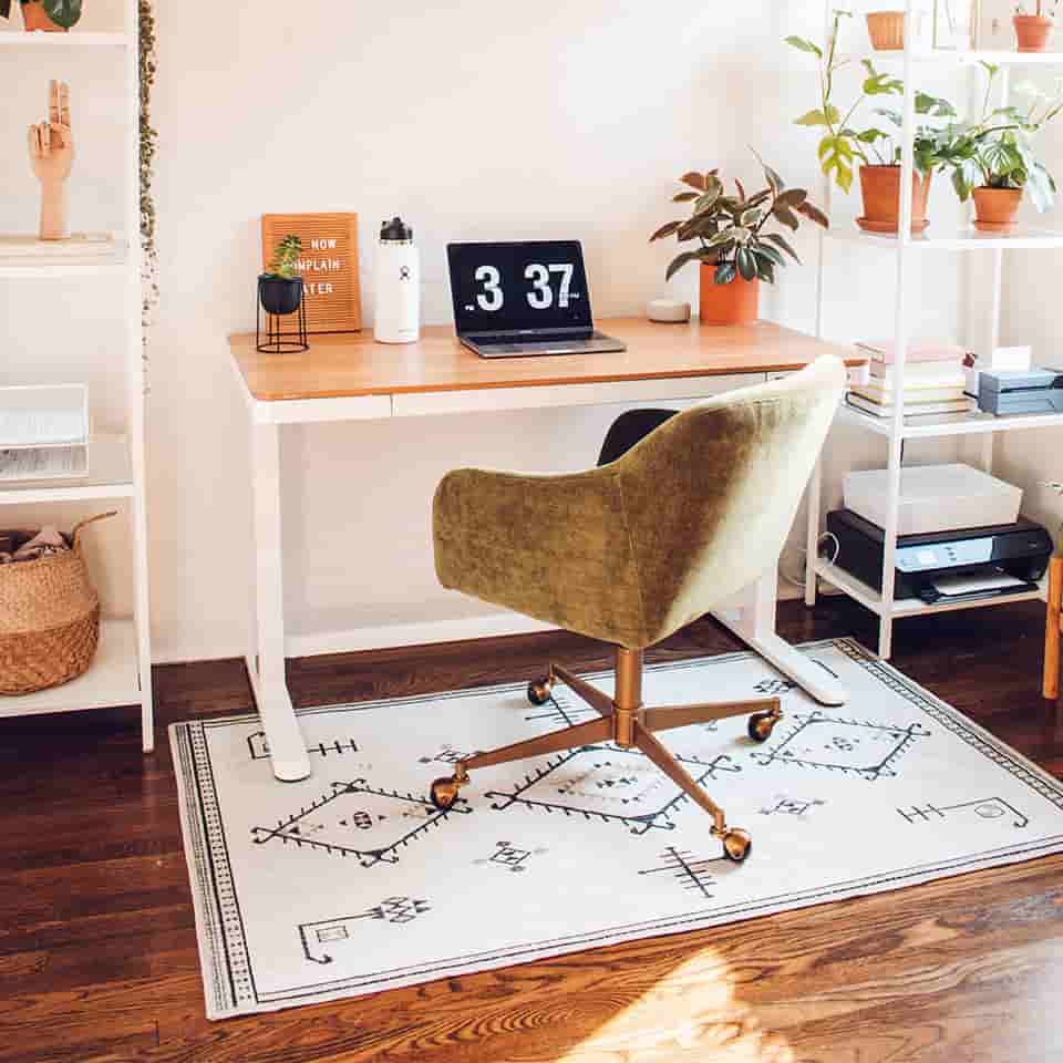 small rug beneath work desk of an office room