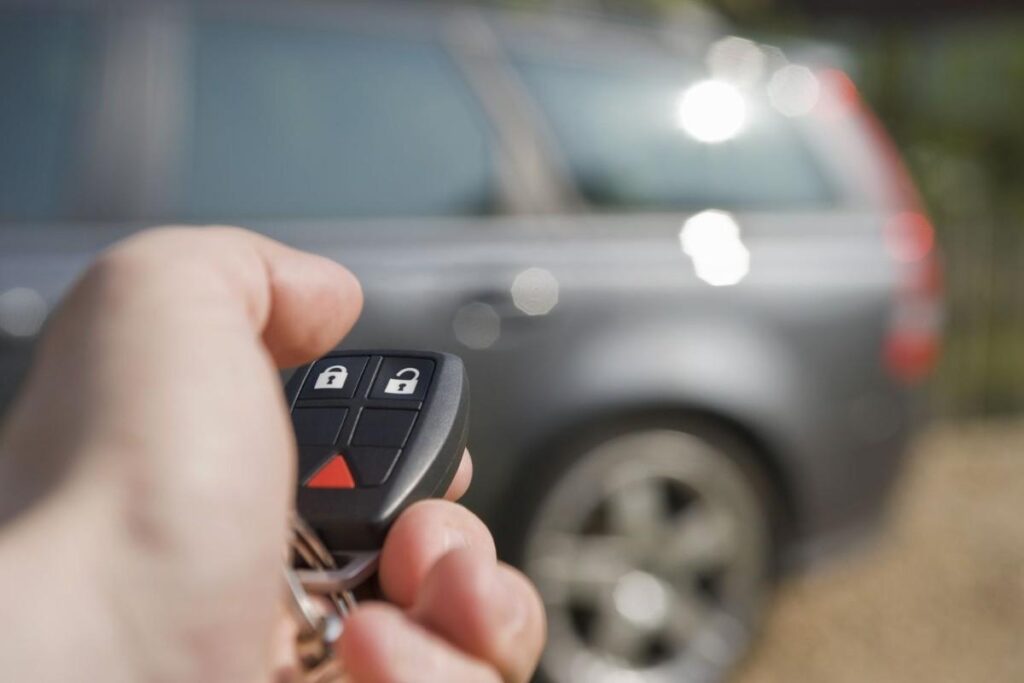 A remote key with lock and unlock button on it 