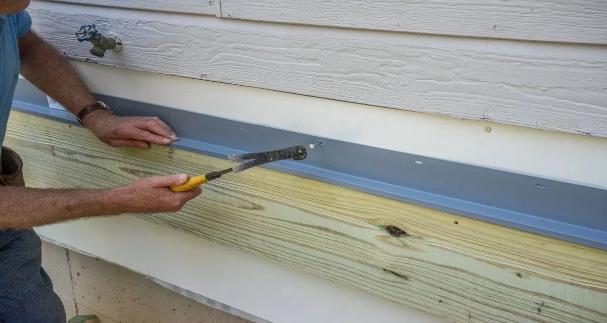 Deck flashing