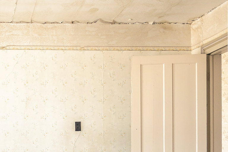 a picture showing edge ceiling crack